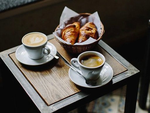 table du petit déjeuner express avec café croissants et jus de fruits Tulip Café de Joinville-le-Pont